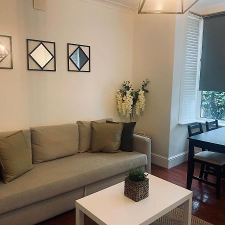 Unique 2 Bedroom Apartment In London/ Excel / Olympic City Close To Central Line Tube Station With Gated Parking Space Bagian luar foto