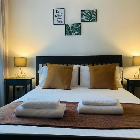 Unique 2 Bedroom Apartment In London/ Excel / Olympic City Close To Central Line Tube Station With Gated Parking Space Bagian luar foto