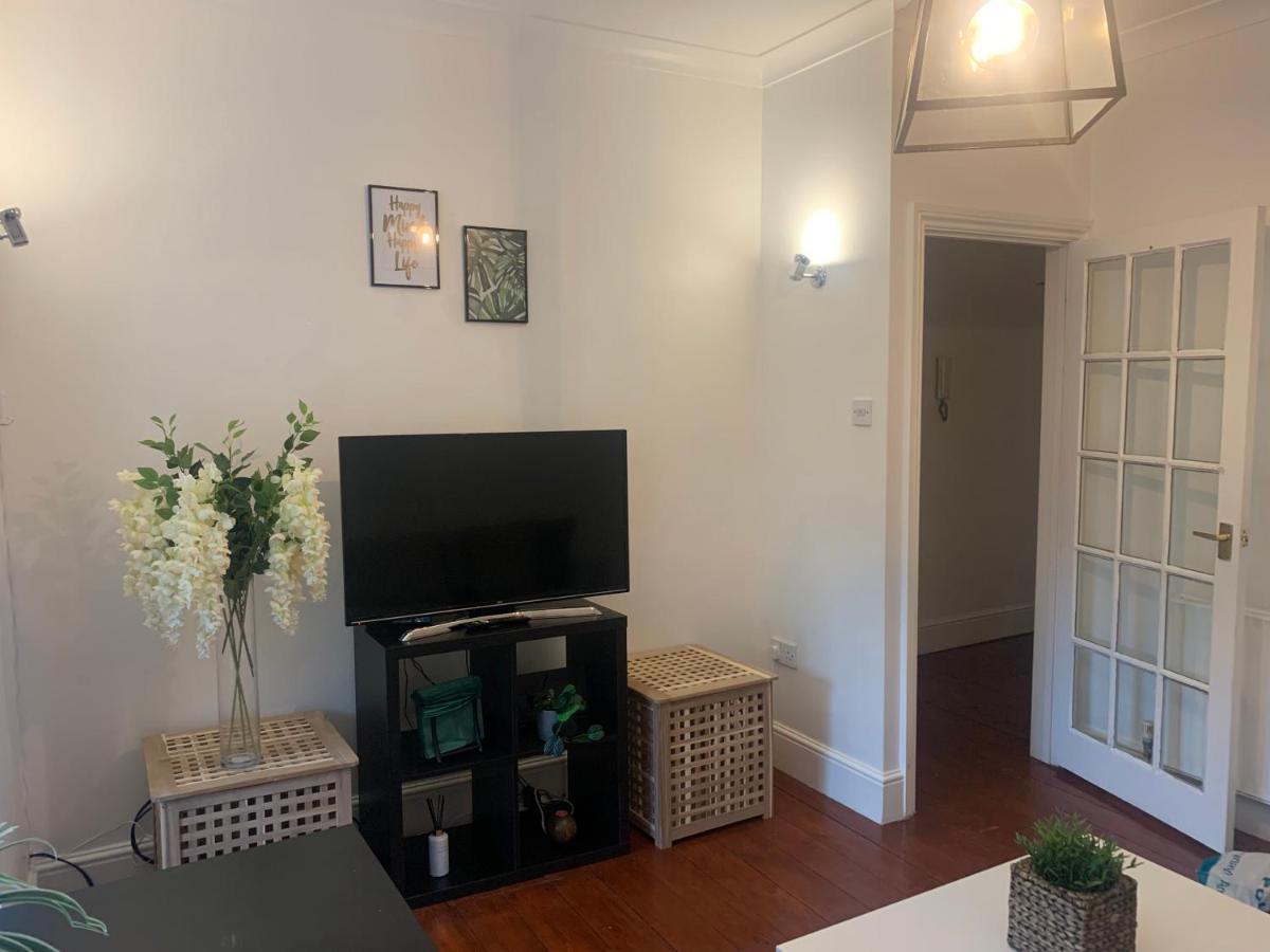 Unique 2 Bedroom Apartment In London/ Excel / Olympic City Close To Central Line Tube Station With Gated Parking Space Bagian luar foto