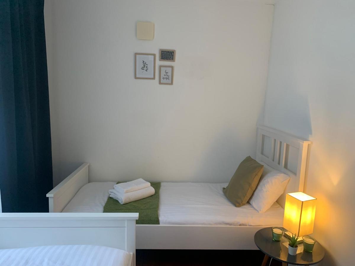 Unique 2 Bedroom Apartment In London/ Excel / Olympic City Close To Central Line Tube Station With Gated Parking Space Bagian luar foto