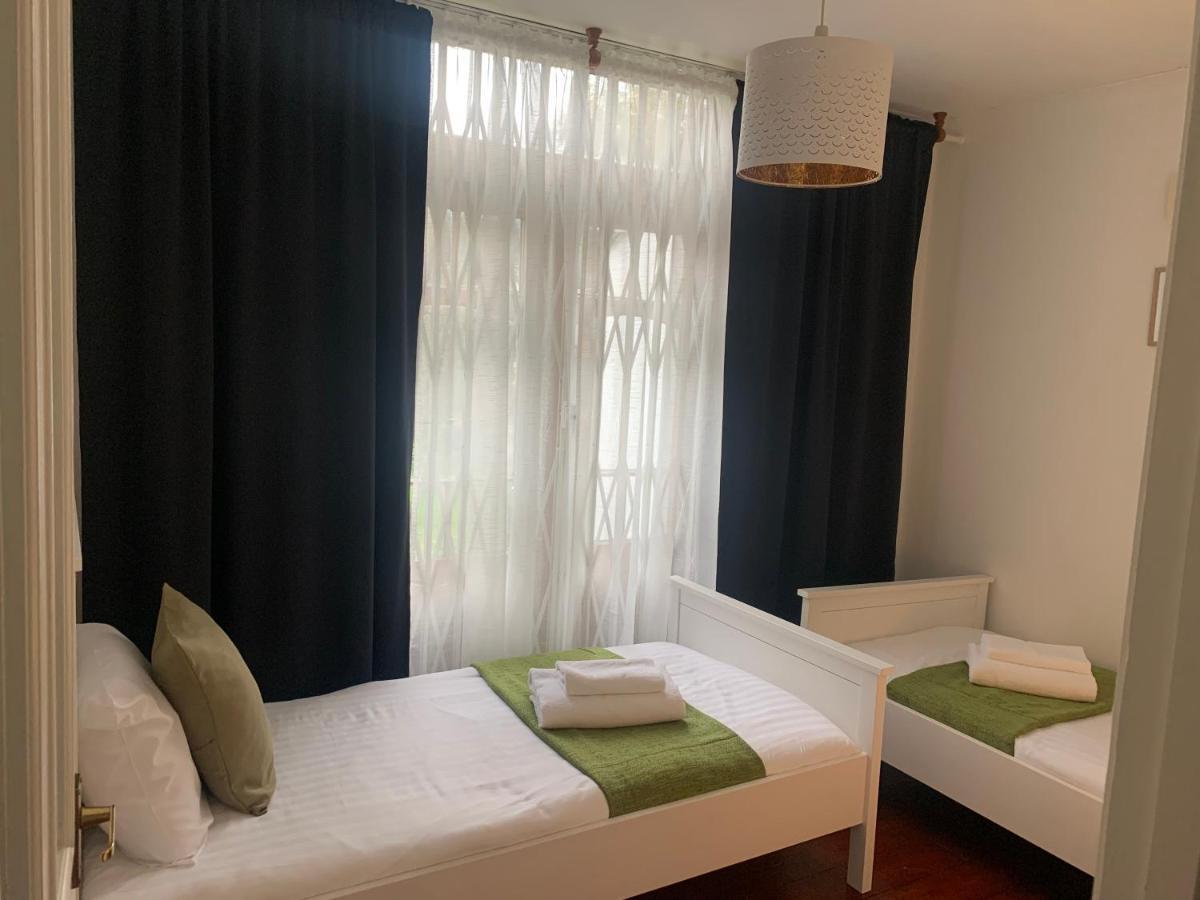 Unique 2 Bedroom Apartment In London/ Excel / Olympic City Close To Central Line Tube Station With Gated Parking Space Bagian luar foto