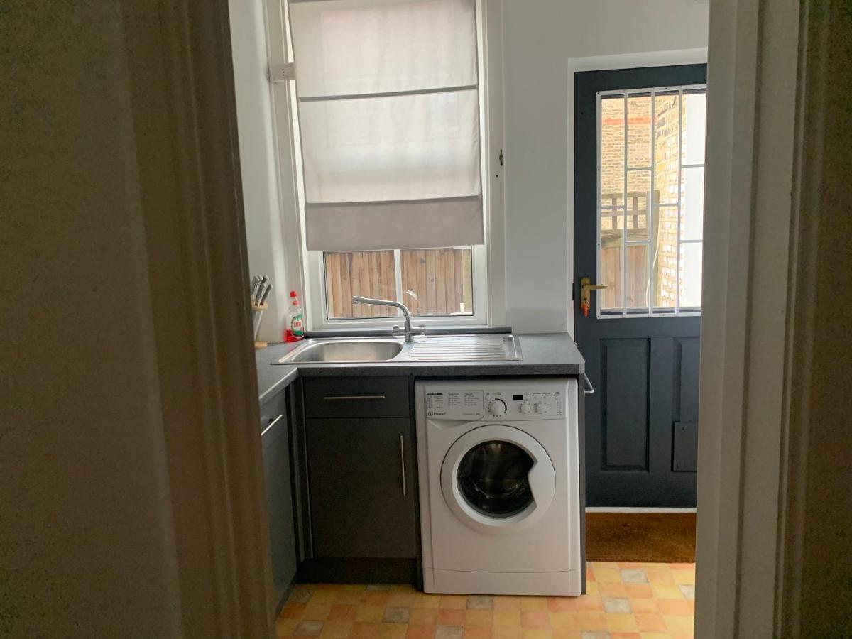 Unique 2 Bedroom Apartment In London/ Excel / Olympic City Close To Central Line Tube Station With Gated Parking Space Bagian luar foto