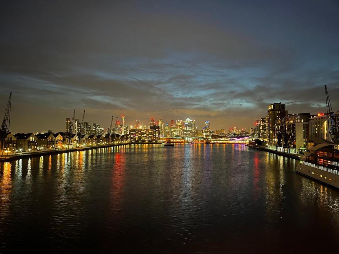 Unique 2 Bedroom Apartment In London/ Excel / Olympic City Close To Central Line Tube Station With Gated Parking Space Bagian luar foto